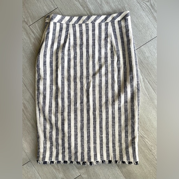 Banana Republic Pencil Skirt - Picture 2 of 3